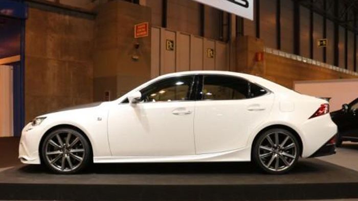 Οι F SPORT τροχοί των 19 ιντσών φέρουν ελαστικά Bridgestone Potenza διάστασης 225/35 μπροστά και 255/30 πίσω, ενώ τα φρένα της Brembo διαθέτουν 6πίστο